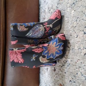 NWOT Justfabulous stitched boot.